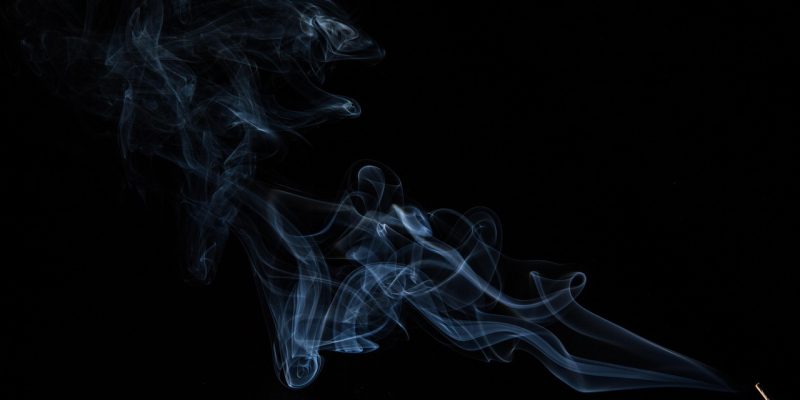 显示器坏点检测示意图，纯黑全屏背景下可见一个白色亮点位于屏幕右下角，坏点类型标注清晰，测试环境为暗室